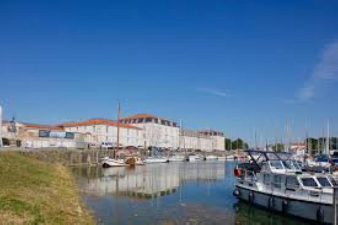 Residence De L'Arsenal Royal - Meubles De Tourisme Рошвор Екстериор снимка